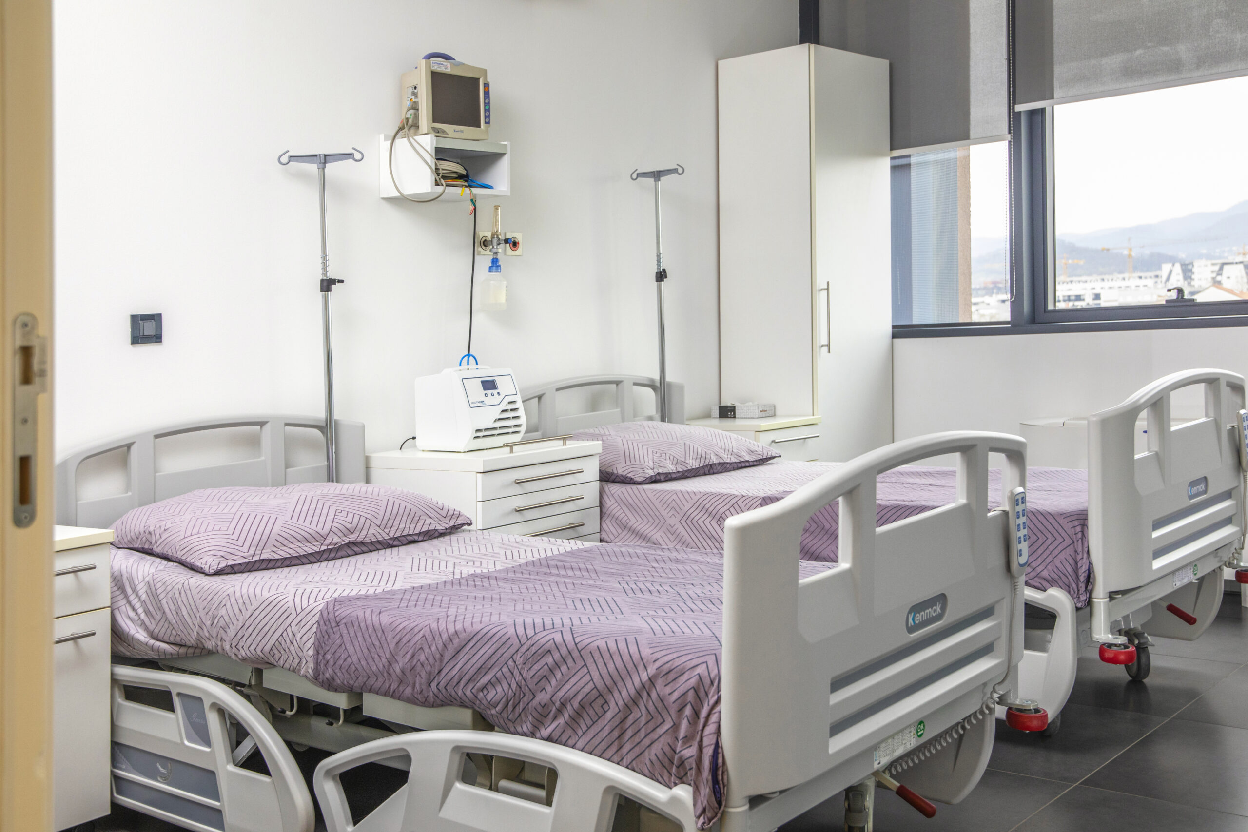 dnevna bolnica, operacija, ugradnja implantata, ugradnja implantata anestezija, ugradnja zubnih implantata u potpunoj anesteziji, poliklinika i dnevna bolnica imed